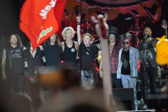 Οι Guns N' Roses και ο Dave Grohl στο Glastonbury 2023.